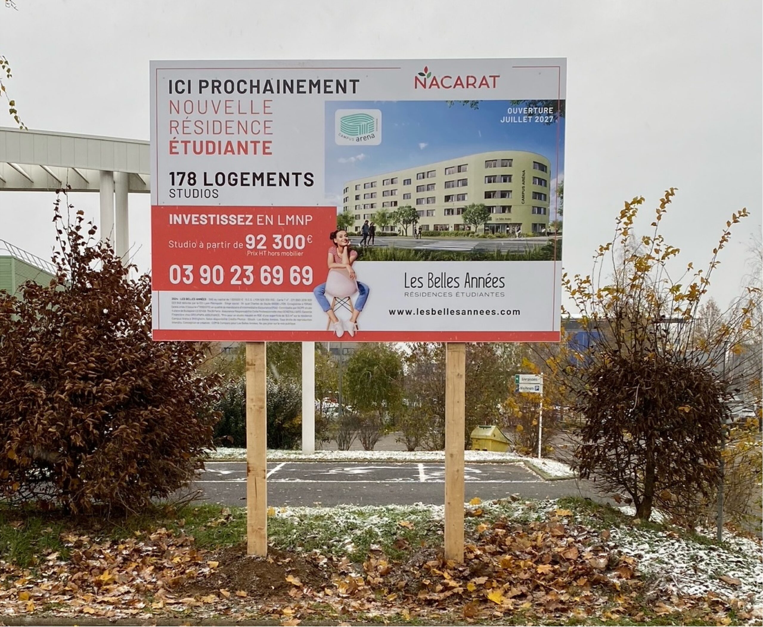 Signalétiques extérieures : panneau de chantier 3x2 m en alu avec décor en impression posé sur une structure en bois